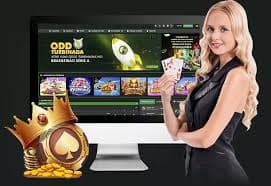 Meja permainan Sakong di bandit 4d menampilkan dealer dan tiga kartu per pemain